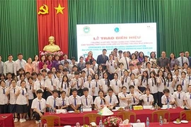 Delegates and students pose for a commemorative photo. (Photo: baocantho.com.vn)