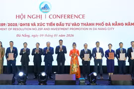 Certificates of membership in the Vietnam International Financial Centre in Da Nang are awarded at the conference on January 9. (Photo: VNA)