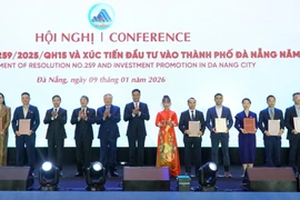 Certificates of membership in the Vietnam International Financial Centre in Da Nang are awarded at the conference on January 9. (Photo: VNA)