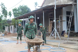 Hue officers, soldiers and local residents in the central city of Hue are working at full speed to complete solid new homes for natural disaster-hit families (Photo: VNA)