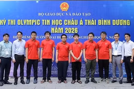 Vietnamese students competing at the 2026 Asia-Pacific Informatics Olympiad (in red shirts) pose for a photo with their teachers. (Photo: Ministry of Education and Training)