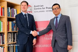Vietnamese Ambassador to Austria Vu Le Thai Hoang (R) and Tobias Lang, Director of the Austrian Centre for Peace (ACP) at their working session in Vienna on April 23. (Photo: VNA)