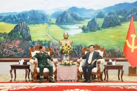 General Secretary of the Lao People's Revolutionary Party (LPRP) Central Committee and President of Laos Thongloun Sisoulith (right) receives General Nguyen Tan Cuong, Chief of the General Staff of the Vietnam People’s Army and Deputy Minister of National Defence, on April 22. (Photo: VNA)