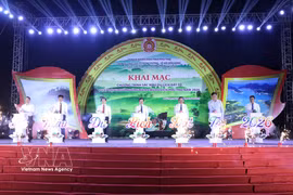Officials press the button to kick off the programme "Colours of Land of Ancestors Tourism – Phu Tho 2026”. (Photo: VNA)
