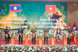 Delegates cut the ribbon to inaugurate the Lao Border Guard Command's headquarters in Vientiane. (Photo: VNA)