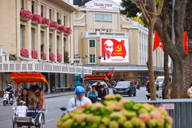 Hanoi is adorned with flowers, flags, banners, and panels to celebrate the 14th National Party Congress. (Photo: VNA)
