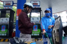 A customer purchases E5RON92 bioethanol fuel at a PVOIL gas station on Thai Thinh street, Hanoi. (Photo: VNA)