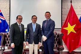 Vietnamese Ambassador to Australia Pham Hung Tam (centre) and Anthony McFarlane (right), communication director of Sunrice Group and Lao Ambassador to Australia, Chatoulong Bouasisavath. (Photo: VNA)