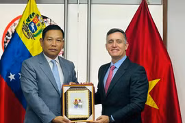 Vietnamese Ambassador to Venezuela Vu Trung My gives a present to Venezuelan Sports Minister Franklin Cardillo. (Photo: The courtesy of the embassy)