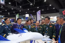 A high-ranking military delegation from the Vietnamese Ministry of National Defence visits an exhibition booth (Photo: Ministry of National Defence)
