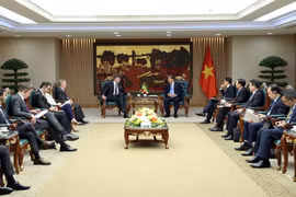 Standing Deputy Prime Minister Pham Gia Tuc (right) receives US Deputy Secretary of State Christopher Landau in Hanoi on June 10 (Photo: baochinhphu.vn)