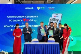 Central Retail Vietnam and the National Payment Corporation of Vietnam ink a cooperation agreement to launch Viet QR Pay at the GO! supermarket system, at a ceremony on October 24, 2025. (Photo: VNA)