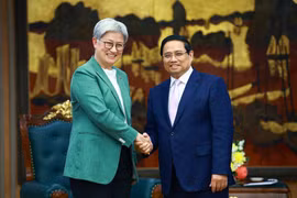 Prime Minister Pham Minh Chinh (R) receives Australian Minister for Foreign Affairs Penny Wong in Hanoi on August 20. (Photo: VNA)
