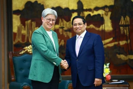 Prime Minister Pham Minh Chinh (R) receives Australian Minister for Foreign Affairs Penny Wong in Hanoi on August 20. (Photo: VNA)