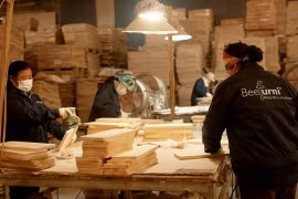 Workers produce durable acacia products for export. Vietnamese exporters are implementing value transformation strategies to compete more effectively in global markets. (Photo courtesy of Amazon Global Selling Vietnam)