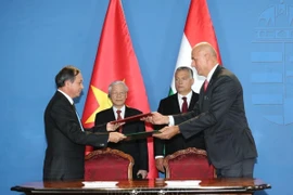 Party General Secretary Nguyen Phu Trong and Hungarian Prime Minister Viktor Orbán witness the signing ceremony of the Memorandum of Understanding between the Hungarian Water Industry Association and the People's Committee of Thanh Hoa province on the Clean Water Supply Project in Thanh Hoa province, on September 10, 2018. (Photo: VNA)