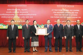 Vietnamese Ambassador to Laos Nguyen Minh Tam presents the first-class Independence Order to the Lao Presidential Office. (Photo: VNA)