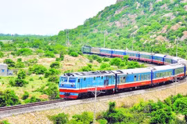 The Vietnam Railways Corporation (VNR) currently operates 258 locomotives, 128 generators, 4,000 carriages, and approximately 2,600 kilometres of track. (Photo: nhandan.vn)
