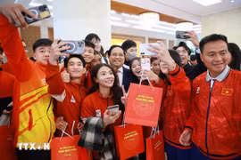 Prime Minister Pham Minh Chinh (central) and students who win prizes at international competitions in 2025. (Photo: VNA)