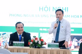 Vu Thanh Luu, Vice President of the Vietnam Red Cross Society (sitting), and Tran Si Pha, head of the VRCS Central Committee's social work and disaster management section, co-chair the conference. (Photo: VNA)