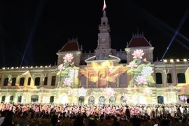 A spectacular fusion of 3D mapping projection and traditional folk dance performance takes place in front of the Ho Chi Minh City People’s Committee headquarters on the evening of 30 April. (Photo: VNA)