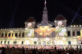 A spectacular fusion of 3D mapping projection and traditional folk dance performance takes place in front of the Ho Chi Minh City People’s Committee headquarters on the evening of 30 April. (Photo: VNA)