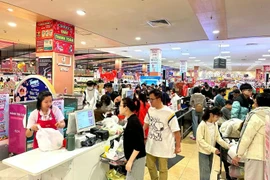 Consumers shop at a supermarket in Hanoi (Photo: VietnamPlus)