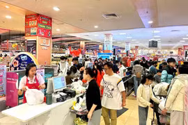 Consumers shop at a supermarket in Hanoi (Photo: VietnamPlus)