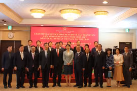 Officials of the Vietnamese Embassy in Japan and a delegation from the Japan - Vietnam Friendship Parliamentary Alliance pose for a group photo. (Photo: VNA)