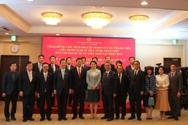Officials of the Vietnamese Embassy in Japan and a delegation from the Japan - Vietnam Friendship Parliamentary Alliance pose for a group photo. (Photo: VNA)
