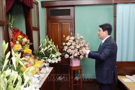 State President Luong Cuong offers incense at House 67. (Photo: VNA)