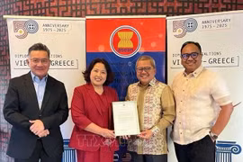 Vietnamese Ambassador to Greece Pham Thi Thu Huong (second from left) transfers the rotating ACAT Chairmanship to her Indonesian counterpart. (Photo: Vietnamese Embassy in Greece)