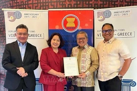 Vietnamese Ambassador to Greece Pham Thi Thu Huong (second from left) transfers the rotating ACAT Chairmanship to her Indonesian counterpart. (Photo: Vietnamese Embassy in Greece)