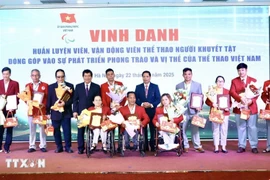 Sports coaches and athletes with disabilities are honoured at the ceremony marking 30th anniversary of the Vietnam Paralympic Committee. (Photo: VNA)