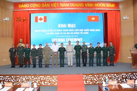 Officials of the Vietnam Department of Peacekeeping Operations, together with delegates and instructors, attend the opening ceremony of the United Nations Staff Officer Course (UNSOC) on June 22. (Photo: qdnd.vn)