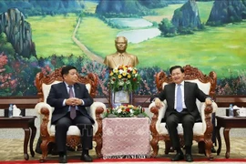 Lao Party General Secretary and President of Laos Thongloun Sisoulith and Vietnamese Deputy Prime Minister Nguyen Chi Dung (L) at their meeting in Vientiane on July 9 (Photo: VNA)