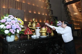 National Assembly Chairman Tran Thanh Man offers flowers and incense to heroic martyrs at the Ben Duoc Martyrs Memorial Temple in Cu Chi commune, Ho Chi Minh City (Photo: daibieunhandan.vn)