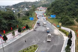 Lorries from Vietnam exit the country via the Song Lap International Border Gate (Vietnam) en route to Pa Hang (Laos). (Photo: VNA)