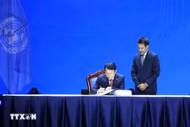 Vietnamese Minister of Public Security Luong Tam Quang signs the Hanoi Convention. (Photo: VNA)