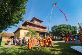 In Hue city, Tet (Lunar New Year) holiday begins with the ritual of erecting neu (bamboo) pole, which follows the traditional ceremonies of the Nguyen Dynasty. (Photo: VietnamPlus)