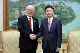 Deputy Prime Minister Le Thanh Long (R) receives Takebe Tsutomu, Special Advisor of the Japan-Vietnam Parliamentary Friendship Alliance (Photo: VNA)