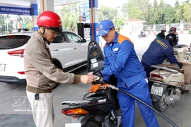 Customers buy petrol at a Petrolimex petrol station in Tran Hung Dao ward, Hung Yen province. (Photo: VNA)