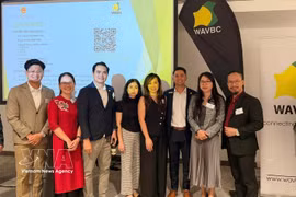 Vietnamese Consul General in Perth Nguyen Thanh Ha (second from right) and business representatives at the forum (Photo: VNA)