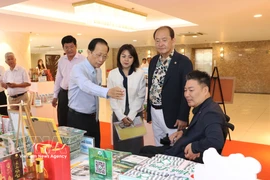 A Vinh Long official introduces signature local products to Korean guests. (Photo: VNA)