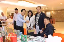 A Vinh Long official introduces signature local products to Korean guests. (Photo: VNA)