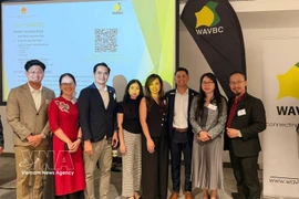 Vietnamese Consul General in Perth Nguyen Thanh Ha (second from right) and business representatives at the forum (Photo: VNA)