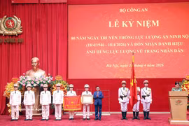 Politburo member and Permanent member of the Party Central Committee’s Secretariat Tran Cam Tu presents the title “Hero of the People’s Armed Forces” to the Department of Homeland Security under the Ministry of Public Security of Vietnam. (Photo: VNA) 