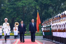 Prime Minister Pham Minh Chinh (L) and his Japanese counterpart Ishiba Shigeru inspect the guard of honour. (Photo: VNA)