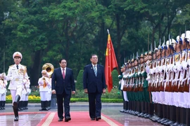 Prime Minister Pham Minh Chinh (L) and his Japanese counterpart Ishiba Shigeru inspect the guard of honour. (Photo: VNA)