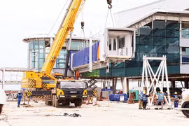 Construction underway on the passenger terminal’s jet bridge at Long Thanh Airport (Photo: nhandan.vn)